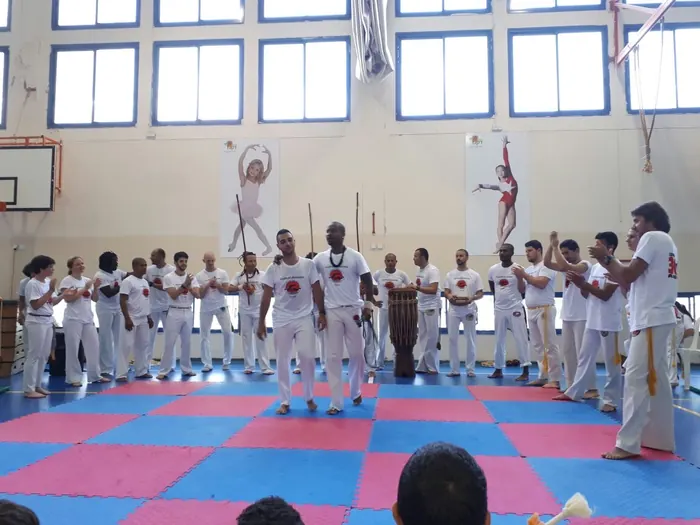 תלמידי ג'ינגה אסקולה בלבוש קפוארה באולם האימונים
